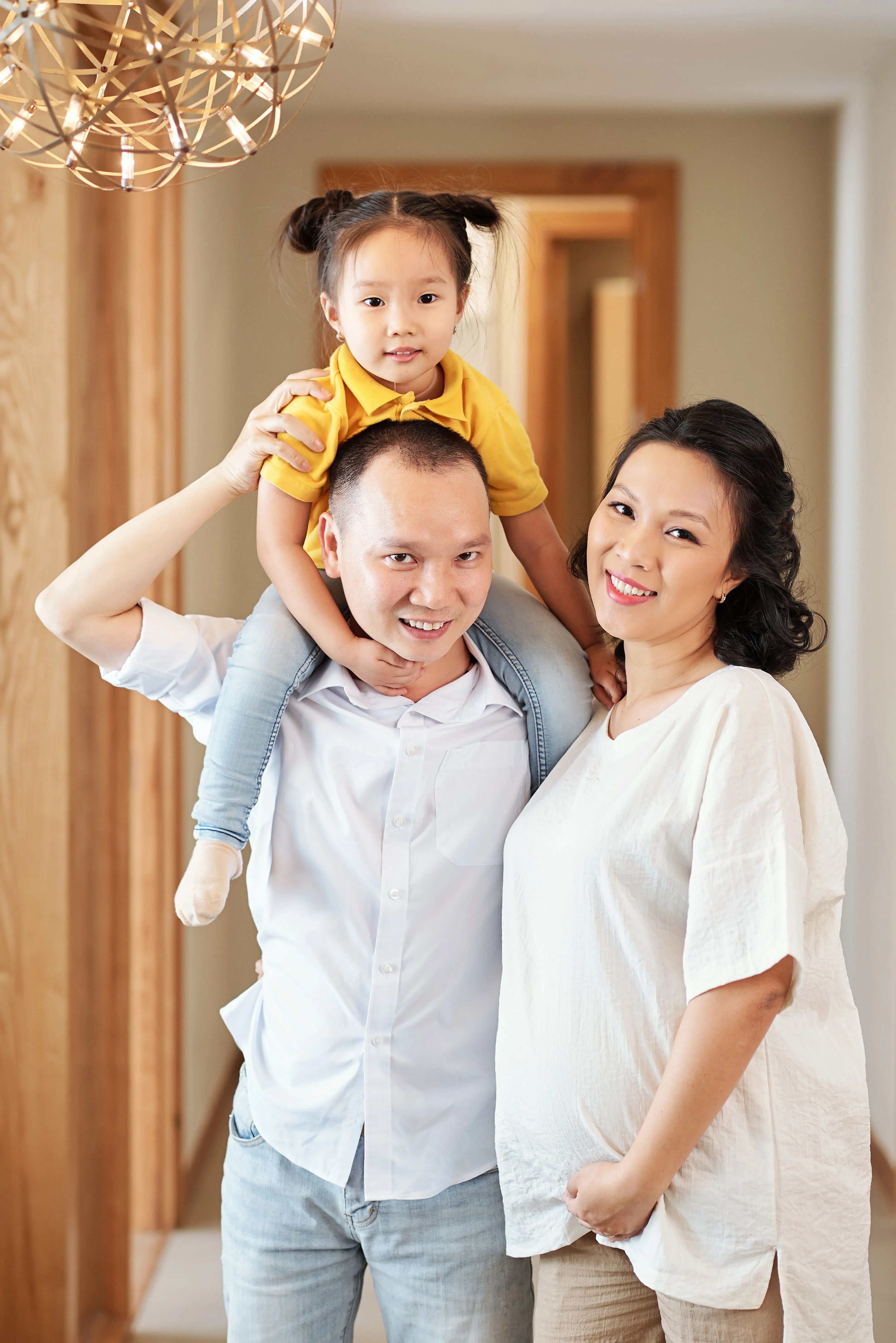 Familie in einem hellen Zuhause