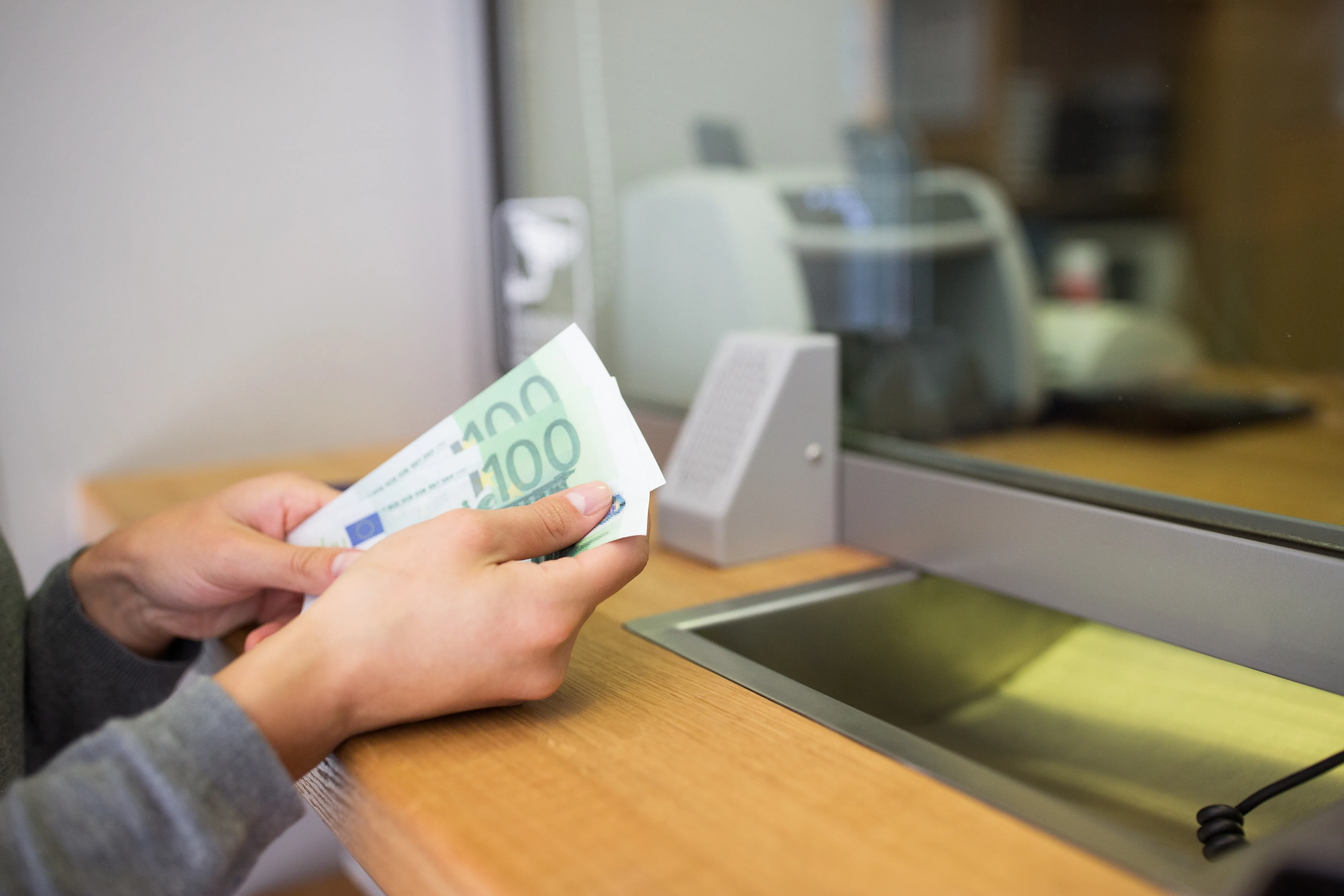 Hände halten Euro-Banknoten